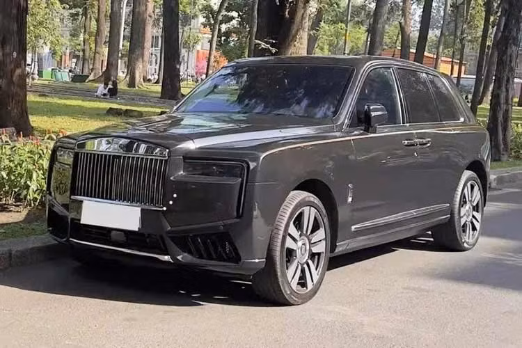 Rolls-Royce Cullinan đã bước sang bản mới nhất mang tên gọi là Series II với những thay đổi mạnh mẽ ở thiết kế, trang bị nội thất cũng như hệ truyền động, và đương nhiên, sẽ sớm có xe đầu tiên, thứ 2, thứ 3 .v.v... được các đại gia Việt mang về nước chơi. Mới đây, 1 chiếc SUV siêu sang Rolls-Royce Cullinan Series II đã bị bắt gặp trên phố TP.HCM.