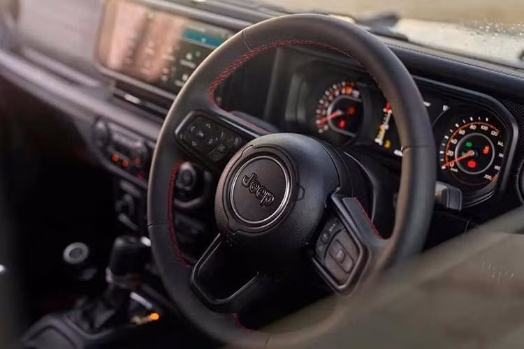 Những thay đổi trên Wrangler Rubicon thế hệ mới mang lại độ bền và khả năng bảo vệ tốt hơn khi đi đường địa hình với giá trị vượt trội. Wrangler cũng có màu Goldilocks mới, chỉ dành riêng cho phiên bản năm 2026.