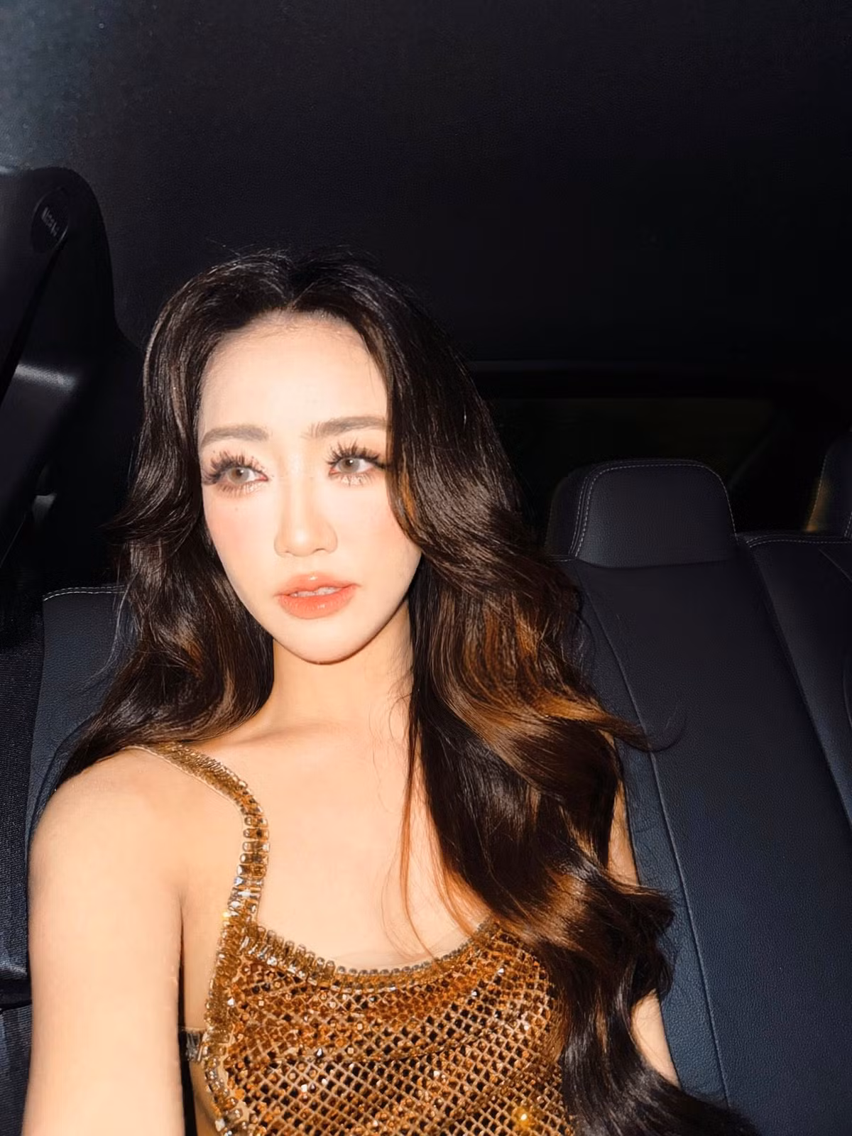 Mới đây, hot girl Vũ Quỳnh Anh, hay còn được biết đến với nickname Phoanh Charmmie xuất hiện trong một thiết kế váy cắt xẻ vô cùng táo bạo nhanh chóng lan truyền trên các nền tảng mạng xã hội, nhận về nhiều lượt tương tác và bình luận.