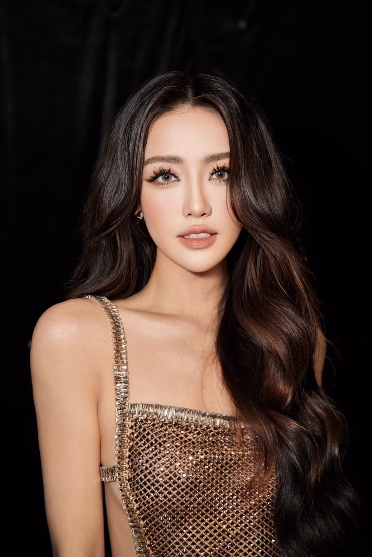 Việc diện những trang phục gợi cảm, tôn dáng là một xu hướng phổ biến trong giới showbiz và các hot girl hiện nay. Tuy nhiên, mức độ táo bạo của thiết kế luôn là đề tài gây tranh cãi.
