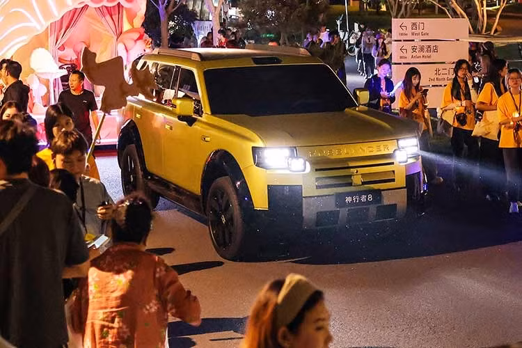 Thương hiệu Freelander của Chery-Jaguar Land Rover đặt tham vọng đạt doanh số toàn cầu 300.000 xe mỗi năm trong vòng 3-5 năm. Mới đây, Freelander 8 cũng đã bị bắt gặp tại Các Tiểu vương quốc Ả-Rập Thống Nhất (UAE). Những chiếc xe này được dùng để chạy thử trước khi ra mắt khách hàng Trung Đông.