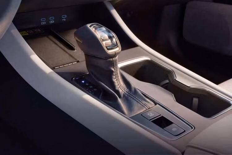 Hệ động lực của Camry 2027 cho Trung Quốc cũng không đổi, với động cơ 4 xi-lanh hút khí tự nhiên, phun xăng trực tiếp M20C-FKS VVT-iE 2.0 lít công suất 173PS/206Nm kết hợp với hộp số CVT Direct-Shift. Các phiên bản hybrid sử dụng động cơ 4 xi-lanh mã M20F-FXS 2.0 lít công suất 197PS và A25D-FXS 2.5 lít công suất 230PS.