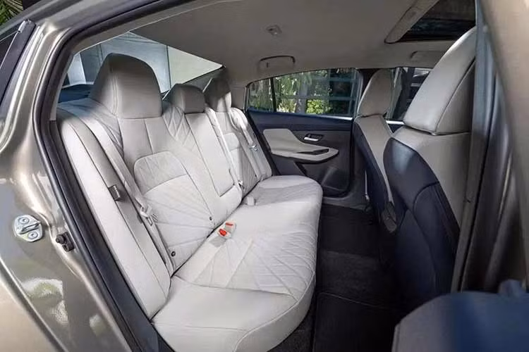 Những trang mới trên Sentra 2027 đi kèm loạt hệ thống hỗ trợ người lái, bao gồm kiểm soát hành trình thông minh, phanh khẩn cấp tự động, cảnh báo va chạm phía trước và cảnh báo phương tiện cắt ngang phía sau.