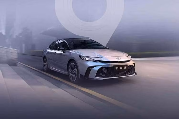 Toyota Camry 2027 mới được GAC Toyota sản xuất tại Quảng Châu. Ở bên ngoài, mẫu xe sedan cỡ D này gần như không khác biệt so với phiên bản hiện hành. Bản LE vẫn sử dụng lưới tản nhiệt tổ ong đồng màu thân xe đặc trưng tại Trung Quốc, trong khi SE và XSE sở hữu cản thể thao hơn cùng bộ bodykit riêng.