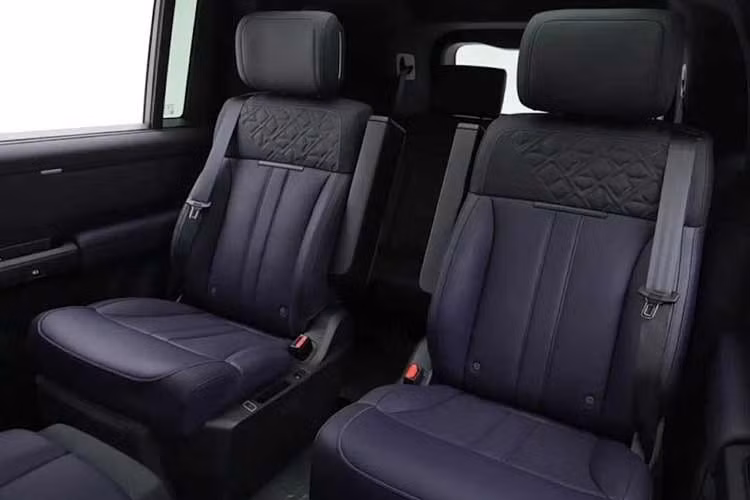 Freelander 8 được cung cấp với cấu hình 5 hoặc 6 chỗ. Trong đó, phiên bản 6 chỗ sử dụng cách bố trí 2+2+2. Các trang bị trong nội thất được công bố gồm ghế không trọng lực, hàng ghế thứ hai có tính năng sưởi và tích hợp đệm đỡ chân, hệ thống loa Harman Kardon tháo rời trên tựa đầu cùng 11 cổng sạc.