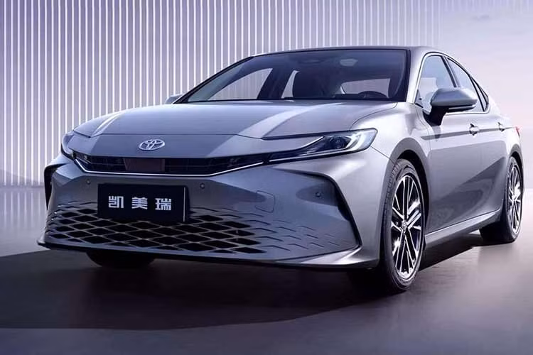 Dù được nâng cấp nhưng Camry 2027 vẫn có giá tương đối rẻ, chỉ từ 171.800 nhân dân tệ (666,3 triệu đồng). Ngay cả phiên bản hybrid 2.5 lít cao cấp nhất với đầy đủ các tính năng cũng chỉ có giá 259.800 nhân dân tệ (1,007 tỷ đồng), thấp hơn rất nhiều so với các thị trường khác.