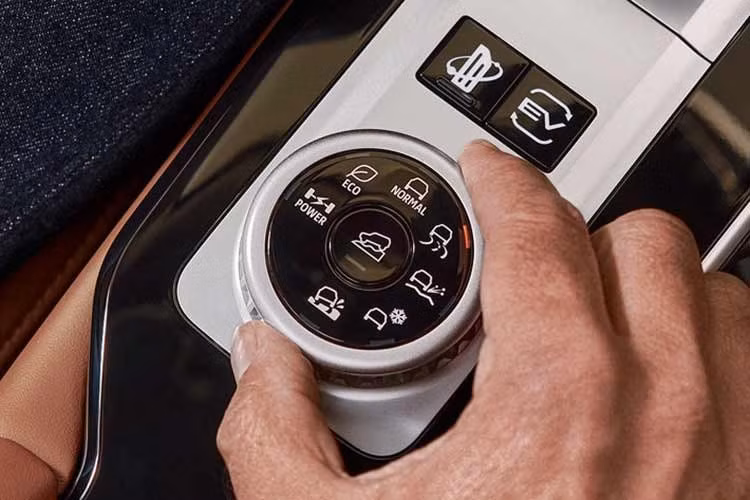 Về mặt công nghệ, Outlander PHEV 2026 sở hữu màn hình giải trí trung tâm 12,3 inch tích hợp kết nối smartphone không dây và các dịch vụ kết nối xe thông minh. Trải nghiệm âm thanh cũng được nâng tầm thông qua hệ thống Dynamic Sound Yamaha cao cấp, đi cùng khả năng cách âm được cải thiện triệt để.