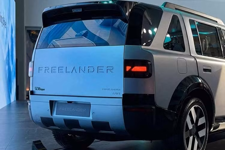 Freelander hoạt động như một thương hiệu độc lập thuộc liên doanh Chery-Jaguar Land Rover. Tuy nhiên, mẫu xe đầu tiên của thương hiệu này là Freelander 8 không mang logo Land Rover ở ngoại thất. Freelander 8 sử dụng hệ truyền động điện mở rộng phạm vi hoạt động (EREV) hiện đang là xu hướng tại thị trường Trung Quốc.