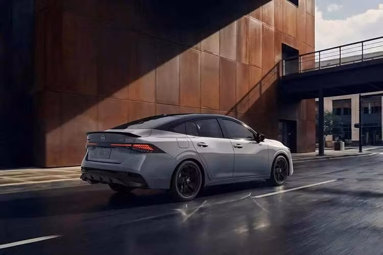 Chưa dừng lại ở đó, Nissan còn hiệu chỉnh hộp số biến thiên vô cấp CVT của Sentra mới. Hãng cho biết những thay đổi này mang đến khả năng tăng tốc mượt mà và tuyến tính hơn, đồng thời cải thiện “phản hồi nhanh nhạy hơn” và “trải nghiệm lái dễ dự đoán hơn”. Theo Nissan, những thay đổi được thực hiện dựa trên phản hồi của khách hàng.