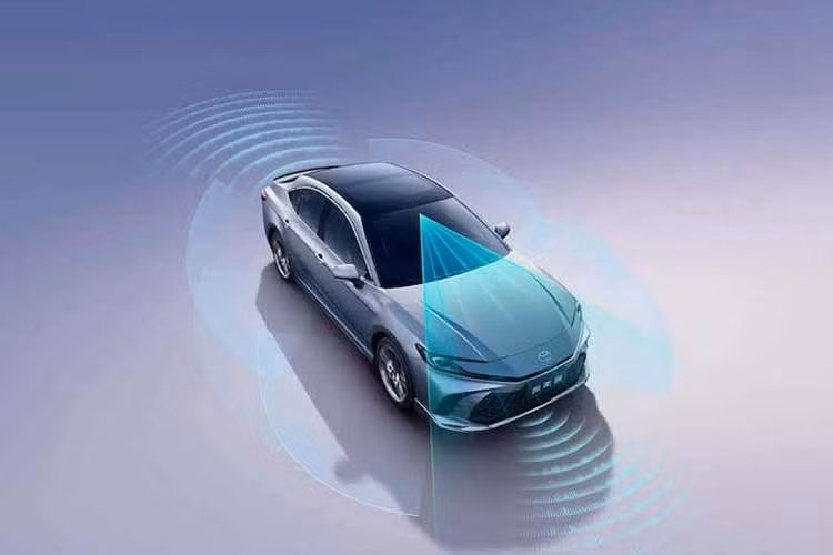 Toyota tuyên bố mức tiêu hao nhiên liệu của Camry 2027 lên tới 23,8 km/lít. Hãng cũng quyết định không tích hợp các chức năng lái xe tự động cao cấp trong thành phố và trên đường cao tốc, vốn gần như là tiêu chuẩn bắt buộc ở Trung Quốc, mà vẫn duy trì bộ hỗ trợ lái xe Toyota Safety Sense 3.0.
