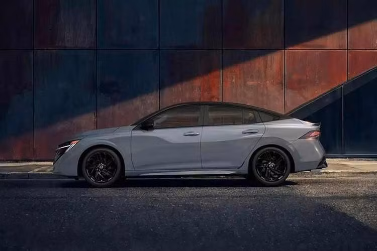 Cụ thể, mẫu sedan hạng C này được trang bị logo, viền cửa sổ và bộ mâm hợp kim 18 inch đều sơn màu đen. Màu sơn đen Super Black là trang bị tiêu chuẩn cho Nissan Sentra SR với gói Midnight Edition. Ngoài ra, khách hàng có thể lựa chọn 4 cách phối hai tông khác với nóc Super Black tương phản.