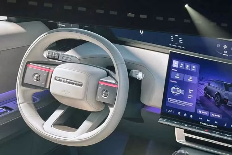 Khung gầm của Freelander 8 sử dụng hệ thống treo khí nén hai buồng kết hợp giảm chấn CCD, khóa vi sai cơ khí phía trước và hệ thống đánh lái bánh sau với góc đánh lái tối đa 10 độ. Mẫu SUV này có kích thước dài x rộng x cao lần lượt 5.118 x 2.050 x 1.898 mm và chiều dài cơ sở 3.040 mm. Chiều dài xe đạt 5.185 mm khi móc kéo chỉnh điện được mở ra.