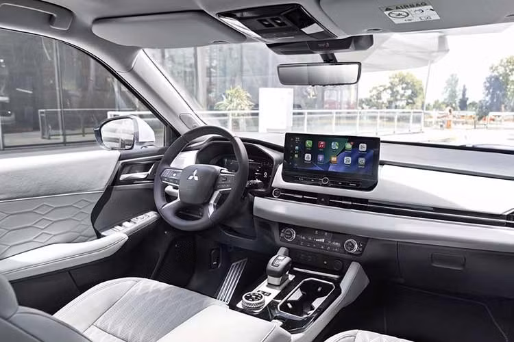 Không gian bên trong của Outlander PHEV mới được tái thiết kế tập trung vào tính công thái học với bảng điều khiển trung tâm tối ưu không gian chứa đồ. Hàng ghế thứ hai được cải tiến với lớp đệm mới và tựa lưng kéo dài, mang lại sự hỗ trợ tốt hơn cho hành khách trong những chuyến đi xa.