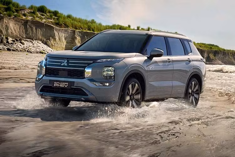Hiện tại, chưa có kế hoạch phân phối Mitsubishi Outlander PHEV 2026 tại Việt Nam, tuy nhiên nếu được bán trong nước, giá và khả năng sạc thuận tiện sẽ là hai yếu tố ảnh hưởng lớn đến sức hút của mẫu PHEV này, bên cạnh lợi thế có thể chạy điện cho nhu cầu hàng ngày nhưng vẫn dùng xăng khi đi xa.