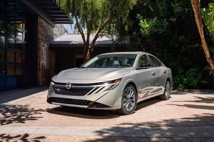 Ngay sau khi Toyota Corolla 2027 ra mắt, Nissan đã giới thiệu Sentra phiên bản mới nhất. Mẫu xe này được bổ sung một phiên bản đặc biệt, hộp số cải tiến và mức giá cao hơn. Điểm đáng chú ý của Nissan Sentra 2027 là gói Midnight Edition dành cho bản SR. Gói trang bị này có giá 650 USD và đi theo xu hướng thiết kế ngoại thất màu đen.