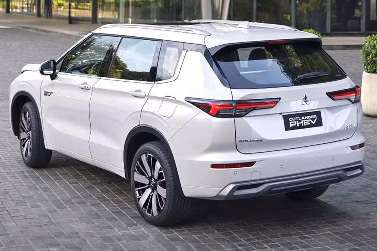 Về thiết kế, Mitsubishi Outlander PHEV mới sở hữu diện mạo mới hơn đáng kể so với phiên bản cũ từng được bán tại Philippines. Thế hệ hiện tại đã ra mắt quốc tế từ năm 2022, nổi bật ở phần đầu với lưới tản nhiệt chia hai tầng và hệ thống đèn được thiết kế lại.
