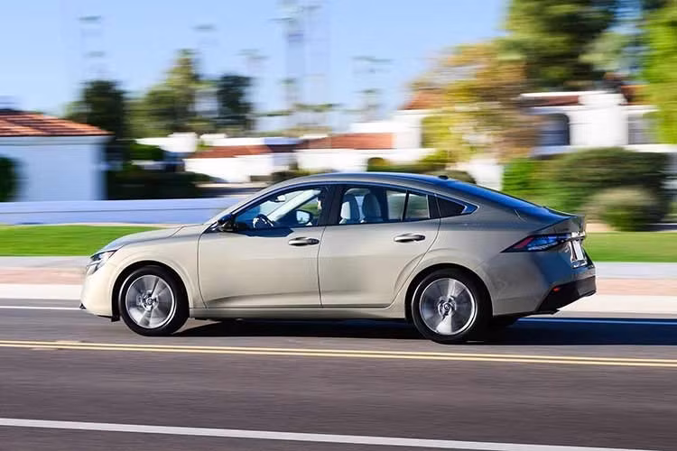 Bất kể ở phiên bản nào, Nissan Sentra 2027 đều sử dụng động cơ 4 xi-lanh, dung tích 2.0L, sản sinh công suất tối đa 149 mã lực và mô-men xoắn cực đại 198 Nm. Động cơ kết hợp với hộp số CVT mới.