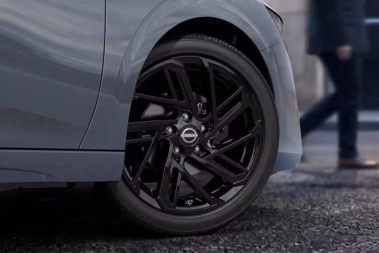 Cuối cùng, Nissan Sentra 2027 có thể được trang bị bộ sạc điện thoại thông minh không dây Qi2 mới nếu khách hàng chi thêm tiền. Trang bị tùy chọn này mang đến trải nghiệm sạc nhanh và ổn định hơn, đồng thời tương thích với nhiều thiết bị hơn.
