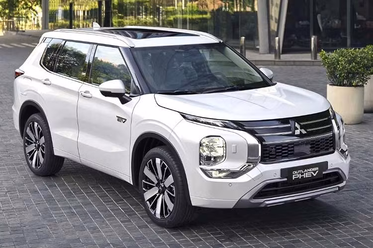 Sau lần đầu được giới thiệu tại thị trường Philippines vào năm 2020, mẫu xe SUV Mitsubishi Outlander PHEV đã chính thức trở với phiên bản 2026 lại thị trường này trong bối cảnh nhu cầu đối với các dòng xe điện hóa ngày càng tăng. Xe có giá bán ưu đãi 2,749 triệu peso trong giai đoạn đầu mở bán (tương đương 1,2 tỷ đồng).