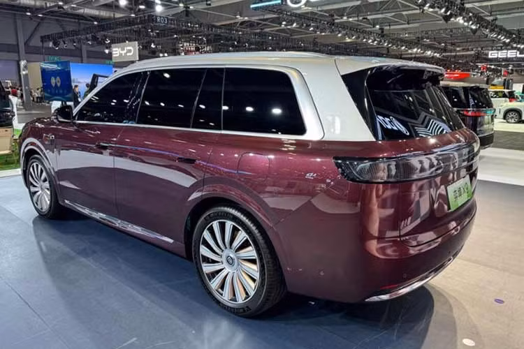 Về mặt an toàn chủ động, mẫu xe SUV này còn được tích hợp hệ thống hỗ trợ lái Huawei Qiankun ADS 5 cùng giải pháp CAS 5.0, giúp nhận diện rủi ro sớm và chủ động can thiệp phanh hoặc né tránh nguy hiểm.