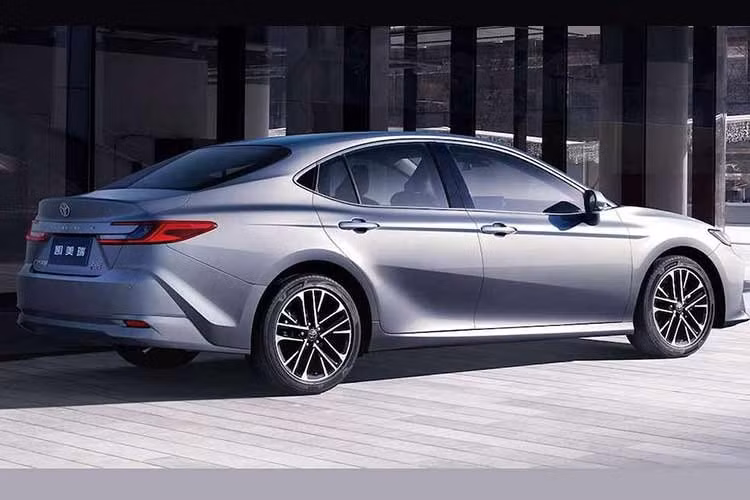 Tại thị trường Trung Quốc, Toyota Camry 2027 nhận được loạt nâng cấp đáng chú ý về nội thất. Mẫu sedan cỡ D được bổ sung màn hình trung tâm 15,6 inch, ghế massage, AR-HUD cùng hàng loạt tiện nghi nhằm tăng sức cạnh tranh trước các đối thủ nội địa.
