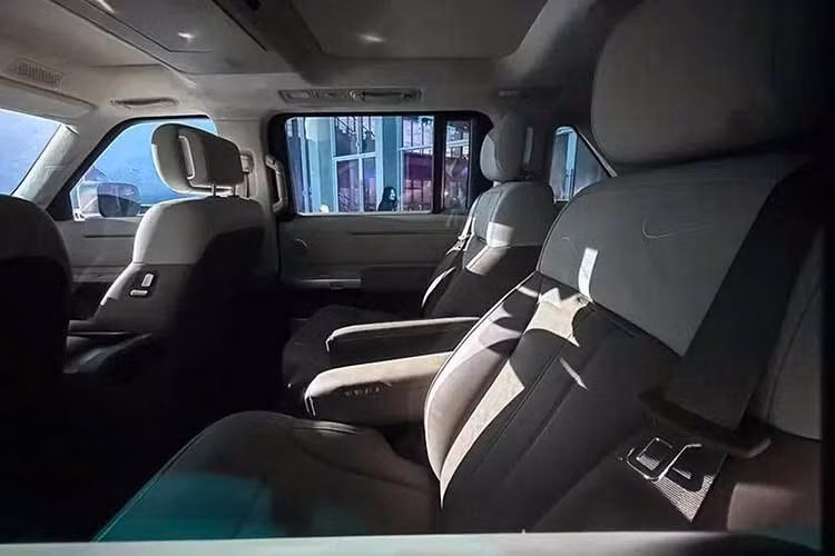 Khoang lái của Freelander 8 sử dụng bộ xử lý Qualcomm Snapdragon 8397 với thiết kế mặt táp-lô theo chiều ngang và vẫn duy trì các nút bấm vật lý bên dưới màn hình trung tâm Mini LED 15,6 inch. Phía sau còn có màn hình giải trí 17,3 inch gắn trên trần dành cho hàng ghế sau.