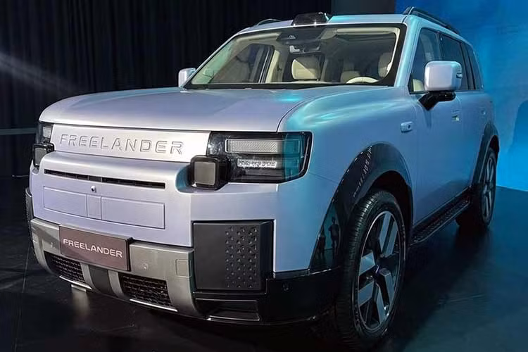 Mẫu xe SUV Freelander 8 đã nhận hơn 10.000 đơn đặt cọc trong vòng 48 giờ kể từ khi mở bán trước vào ngày 14/8 vừa qua theo thông tin do liên doanh Chery-Jaguar Land Rover công bố. Mẫu xe này có giá khởi điểm 339.900 Nhân dân tệ (khoảng 1,189 tỷ đồng).