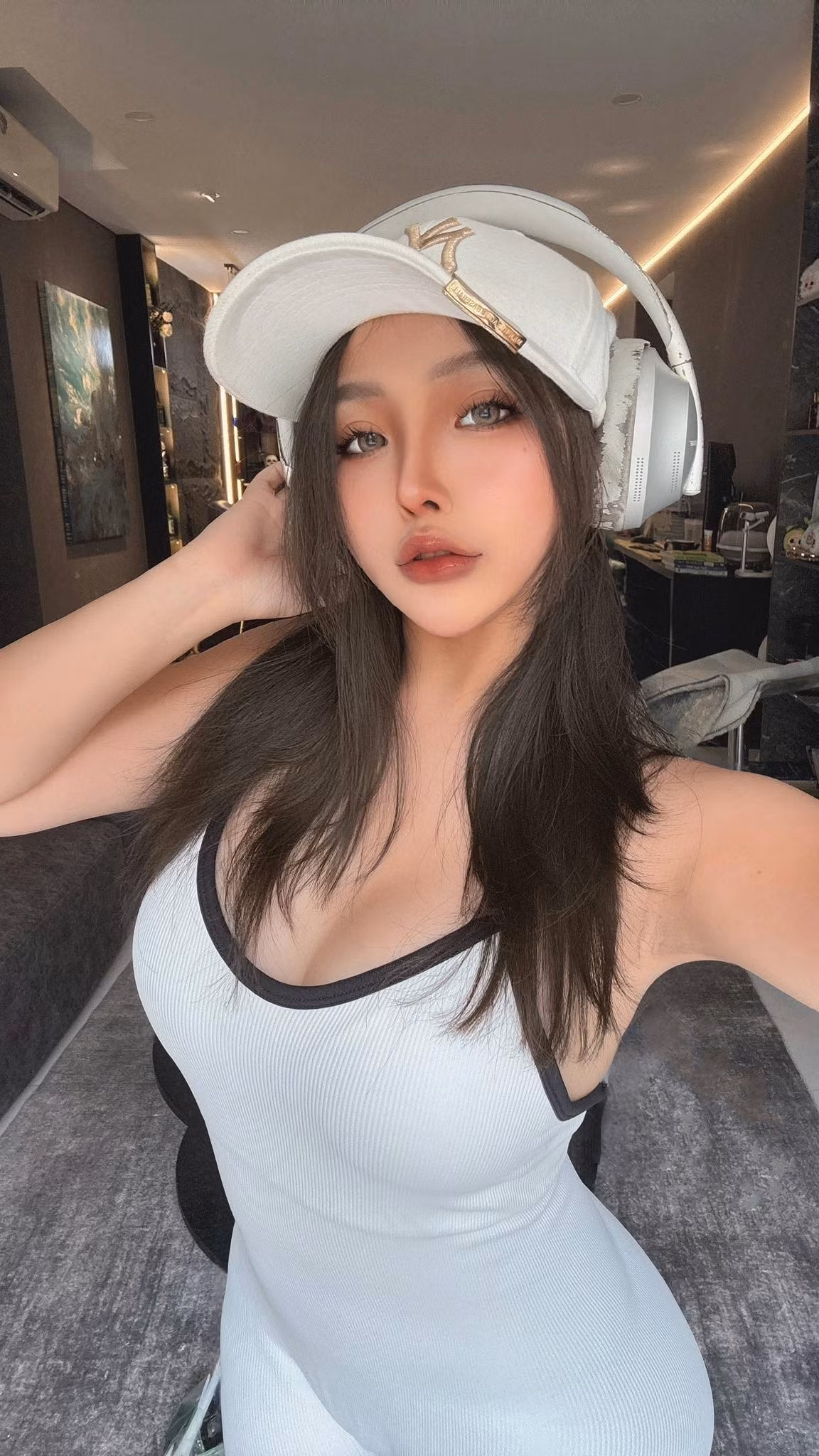 Điều khiến Sayo Momo ghi điểm đầu tiên trong mắt cộng đồng chính là thần thái lạnh lùng, gợi cảm và biểu cảm cực kỳ "ăn hình".
