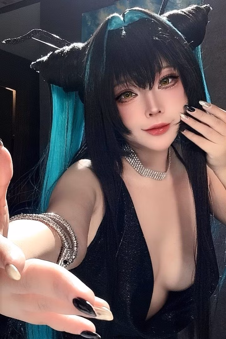 Theo đó, khoe bộ móng mới đầu tư cực ưng ý, Sayo Momo tạo dáng không hề đơn giản. Cô dùng miệng cố định điện thoại từ hướng trên cao xuống, cùng việc đứng trước gương khiến "thành quả" ấn tượng hơn bao giờ hết.