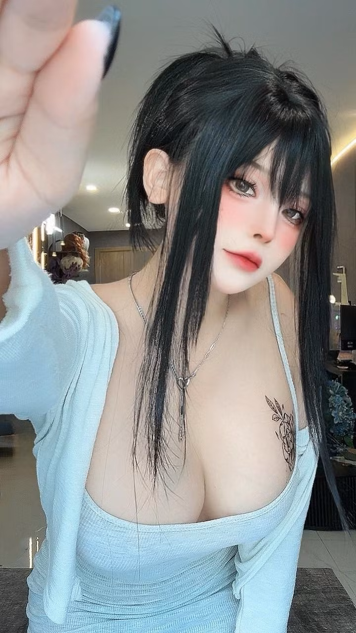 Ở đó, dân mạng thấy rằng nữ cosplay chủ động cài cắm, khoe khéo vòng 1 căng tràn, lấp ló. Không thể phủ nhận một bộ phận fan nam bị mất tập trung, không nhớ đến điều chính chủ muốn khoe là gì.