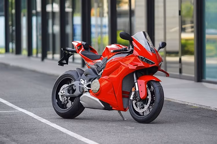 Chiếc Superbike Ducati Panigale V4 2025 mới được nhập khẩu từ Thái Lan về Việt Nam nổi bật với những cải tiến toàn diện về thiết kế, khí động học và công nghệ; mang tinh thần đường đua MotoGP.