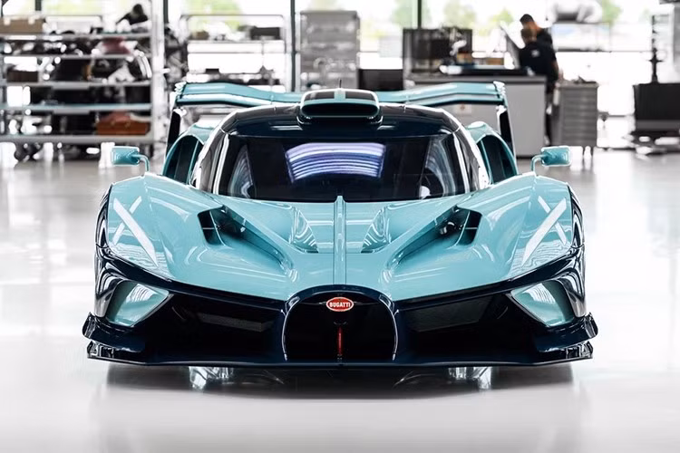 Bugatti Bolide thứ 40/40 đã được bàn giao đến nhà sưu tập nổi tiếng người Thuỵ Sỹ. Vị chủ nhân của Bolide thứ 40 đang sở hữu các mẫu Bugatti hiếm như 18/3 Chiron, Centodieci, Type 35, EB110 GT, EB110 SS, Veyron 14. Super Sport, Veyron 16.4 Grand Sport...