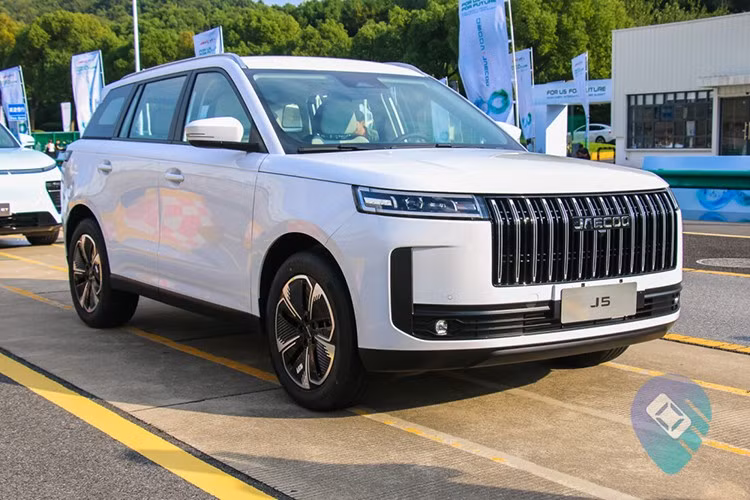 Mới đây, Omoda &amp; Jaecoo Việt Nam đã công bố hai mẫu xe đầu tiên dự kiến được lắp ráp là Omoda 4 và Jaecoo J5. Cả hai đều thuộc phân khúc SUV B+, sở hữu thiết kế hiện đại, công nghệ thông minh và hướng trực tiếp đến nhóm khách hàng trẻ trung, thời thượng, yêu thích công nghệ và đam mê khám phá.