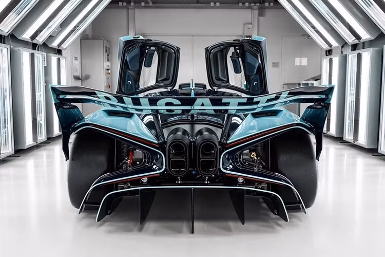 Bugatti Bolide lấy cảm hứng từ Bugatti Type 35 và Bugatti Veyron 16.4 Grand Sport. Tông màu chủ đạo của chiếc Hypercar là xanh Bleu Grand Prix Lyonnais (màu xanh lam cổ điển), gợi nhớ đến màu sơn xe đua Pháp những năm 1920; kết hợp các chi tiết tương phản màu xanh Dark Blue.