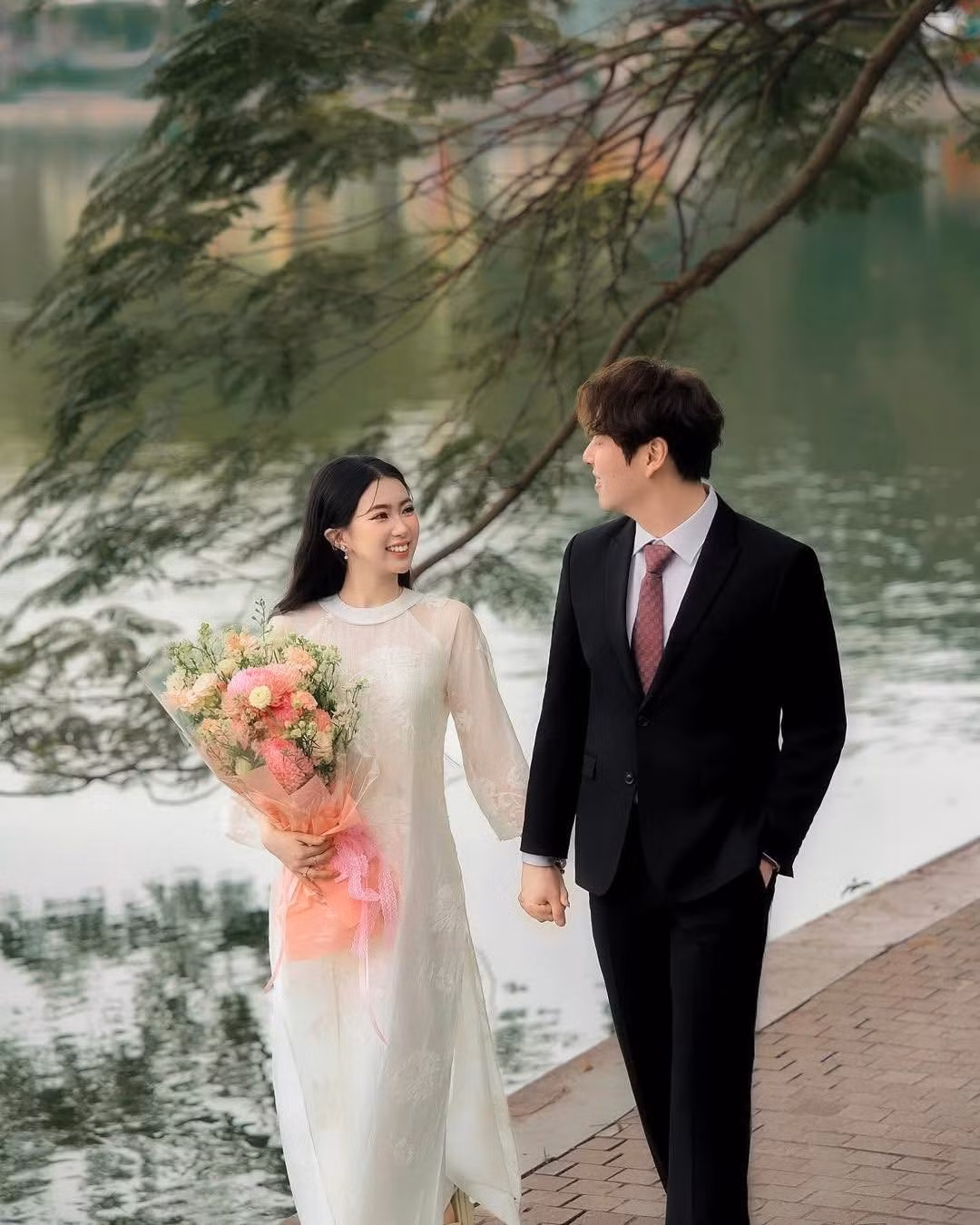 Những bức ảnh Kim Minn diện áo dài chụp ảnh cưới tại Việt Nam cũng được khen ngợi không kém.