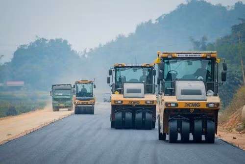 Biến động về giá xăng dầu và vật liệu xây dựng đã kéo theo chi phí xây dựng tăng cao. (Ảnh: PV/Vietnam+)