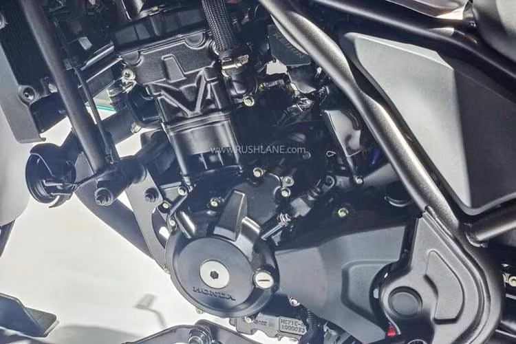 Honda Rebel 300 2026 sản xuất tại Ấn Độ sẽ vẫn được trang bị động cơ xi-lanh đơn 286cc, làm mát bằng chất lỏng, sản sinh công suất 30 mã lực và mô-men xoắn 27,5Nm. Hộp số sáu cấp vẫn được giữ nguyên, đi kèm E-Clutch nhằm nâng cao tính tiện dụng.