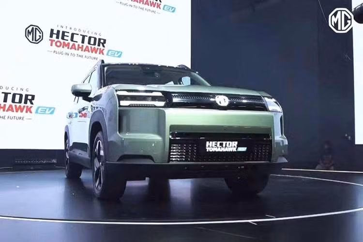 Trong khi đó, bản EV đi kèm phần đầu xe đơn giản và vuông vức hơn, gần như giống hệt Wuling Starlight 560. Dù sử dụng hệ truyền động nào, MG Hector Tomahawk cũng có chiều dài 4.745 mm, chiều dài cơ sở 2.810 mm và khoảng sáng gầm 230 mm.