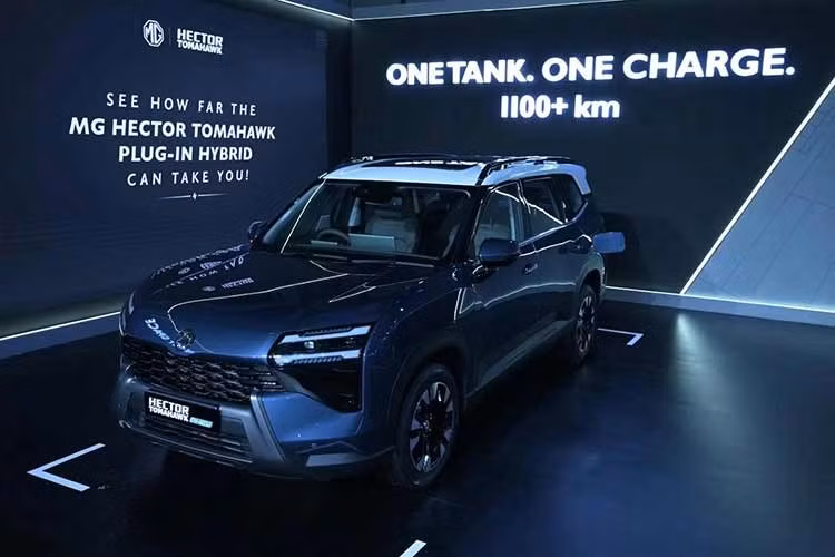 Trong khi đó, MG Hector Tomahawk PHEV có giá từ 2,57 triệu Rupee (khoảng 771 triệu đồng) nếu mua trọn gói hoặc 2,179 triệu Rupee (654 triệu đồng) không kèm pin với phí thuê pin 3,2 Rupee (960 đồng) mỗi km. Các phiên bản EV sẽ bắt đầu được giao xe từ tháng 9, tiếp đến là bản PHEV vào tháng 11/2026 tới.