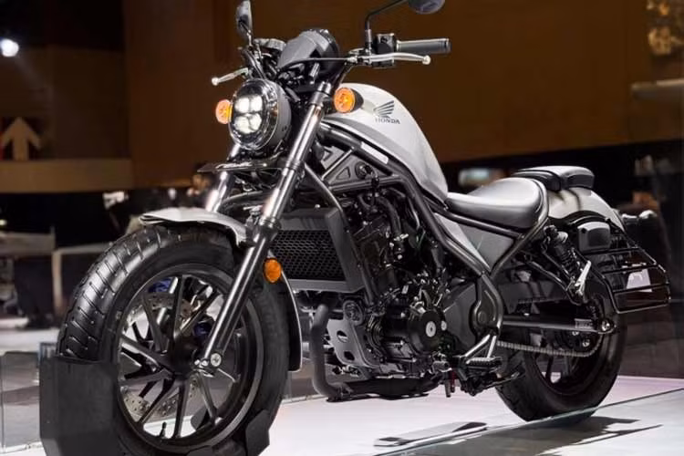 Vào tháng hồi tháng 7/2026 Honda đã tuyên bố sẽ sản xuất dòng cruiser phân khối lớn Rebel 300 dành cho người mới chơi là Ấn Độ sau Thái Lan. Và đến nay, Honda Rebel 300 2026 "made in India" đã chính thức được ra mắt với công nghệ kết nối RoadSync "xọn sò hơn".