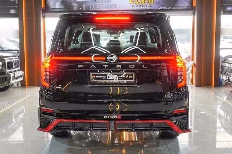 Phía đuôi xe có cụm đèn hậu được tạo hình 2 chữ "C" khá tương đồng với khu vực đầu xe. Hai bên đèn hậu còn nối với nhau bằng dải đèn LED mỏng nằm vắt ngang cửa cốp.