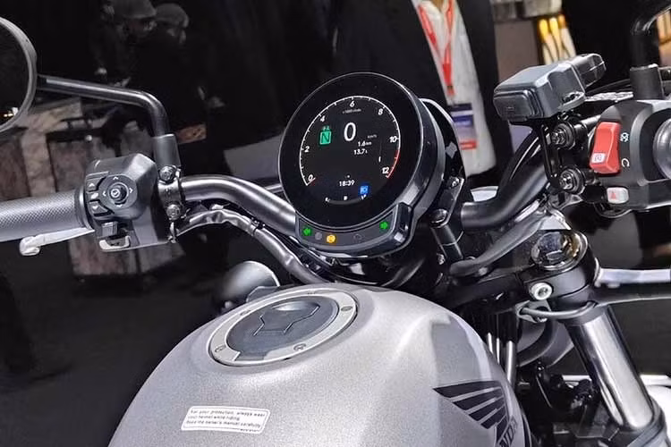 Đáng chú ý, Rebel 300 bản Ấn được trang bị màn hình TFT tròn tích hợp kết nối Honda RoadSync và hệ thống dẫn đường từng bước. Dự kiến trang bị này cũng sẽ có mặt trên bản quốc tế trong thời gian tới.