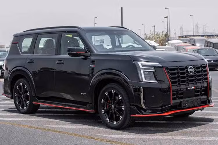 Riêng Patrol Nismo được tinh chỉnh công suất động cơ lên khoảng 460 mã lực, đồng thời nâng cấp hệ thống treo, phanh và một số chi tiết ngoại thất nhằm tạo phong cách thể thao, mạnh mẽ hơn. Khi về Việt Nam, xe được định vị cùng phân khúc với Toyota Land Cruiser (LC300).