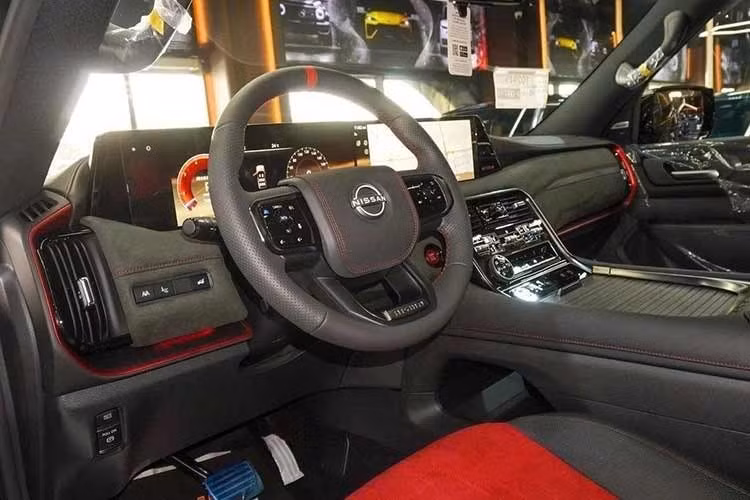 Không rõ khi về Việt Nam xe sẽ có những tiện ích gì. Tại thị trường Trung Đông, Nissan Patrol sở hữu không gian nội thất rộng rãi với nhiều công nghệ hiện đại. Xe được trang bị cặp màn hình thông tin giải trí và cụm đồng hồ kỹ thuật số có tổng kích thước 28,6 inch, HUD 7 inch.