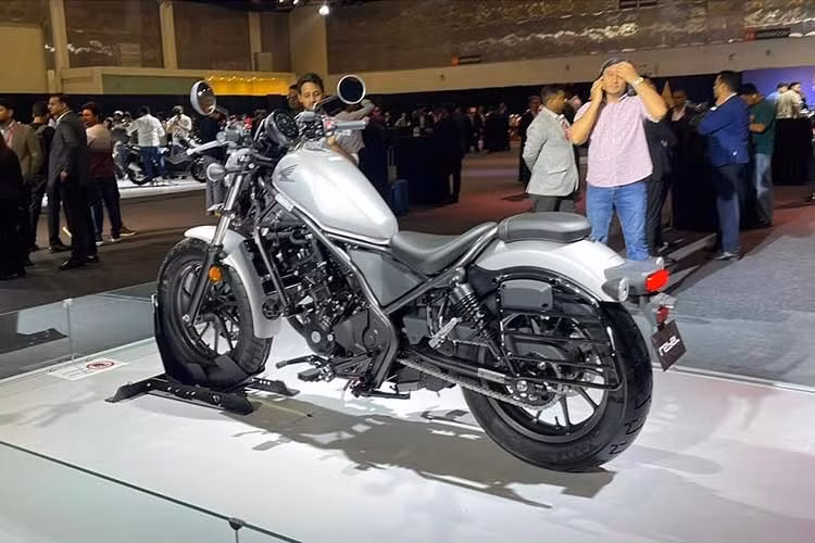 Được thiết kế dành cho người mới bắt đầu, Honda định vị cho mẫu Cruiser Rebel 300 sẽ là mẫu xe khởi đầu cho những khách hàng muốn trải nghiệm cảm giác lái xe đầy phấn khích, cũng như các trường dạy lái xe côn tay hiện nay.