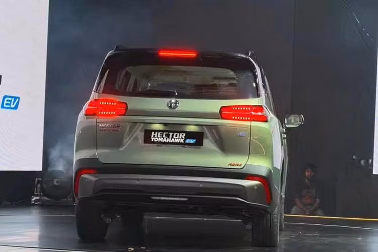 Đồng thời, mỗi phiên bản đều có một số thay đổi nhỏ so với xe gốc Wuling Starlight 560. Bản PHEV sở hữu phần đầu sơn cùng màu thân xe, hốc hút gió lớn hơn, nhiều chi tiết ốp màu đen và tấm bảo vệ gầm giả nhôm.
