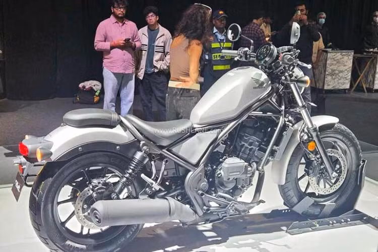 Honda Rebel 300 2026 có mức giá bán từ 222.000 Rupee cho phiên bản tiêu chuẩn và phiên bản E-Clutch có giá 262.000 lakh Rupee (tương đương 60,8 và 71,83 triệu đồng). Khách hàng có thể đặt cọc ngay bây giờ và giao xe dự kiến ​​bắt đầu vào giữa tháng 10/2026.