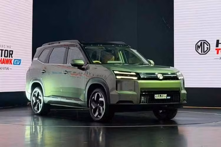 MG Hector Tomahawk 2026 là mẫu SUV 3 hàng ghế vừa được bán tại thị trường Ấn Độ cùng hai lựa chọn hệ truyền động là thuần điện (EV) và hybrid sạc điện (PHEV). Tuy sở hữu cùng tên gọi nhưng MG Hector Tomahawk không chia sẻ bất kỳ điểm chung nào với người anh em Hector sử dụng động cơ đốt trong.