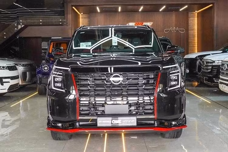 Thế hệ mới của mẫu xe SUV Nissan Patrol 2026 được trang bị mâm xe hợp kim kích thước 22 inch, không chỉ giúp ngoại hình của xe thêm mạnh mẽ, bệ vệ mà còn giúp khoảng sáng gầm thêm rộng rãi.