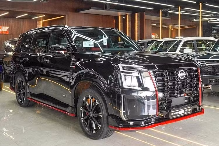 Theo chia sẻ từ một đơn vị kinh doanh xe tư nhân, Nissan Patrol 2026 thế hệ mới dự kiến bắt đầu được đưa về nước từ tháng 10/2026. Mẫu xe này có thể xuất hiện với 3 phiên bản bao gồm Platinum, Pro-4X và Nismo, đi kèm mức giá dao động ước tính trong khoảng 3 đến 4 tỷ đồng tùy từng phiên bản.